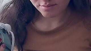 Mujer Se Toca Y Tiene Orgasmos Tocando, Oliendo Y Sintiendo Sus Pies.